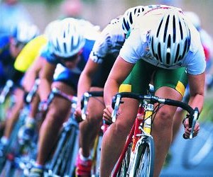 La salud, bienestar, seguridad, recuperación y nutrición en el ciclismo son esenciales porque garantizan que los ciclistas entrenen y compitan de manera segura y efectiva, previenen lesiones, optimizan el rendimiento físico y mental, y promueven hábitos sostenibles que fortalecen el progreso y disfrute del deporte.