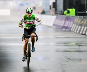 El entrenamiento, rendimiento y preparación física en el ciclismo son clave porque optimizan la resistencia, fuerza y técnica de los ciclistas, mejoran la eficiencia en carrera, previenen lesiones y permiten alcanzar metas competitivas o personales, impulsando el progreso y la disciplina en el deporte.