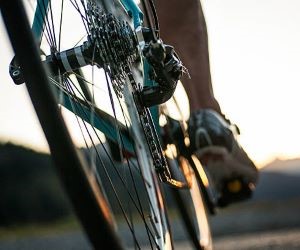 El entrenamiento, rendimiento y preparación física en el ciclismo son clave porque optimizan la resistencia, fuerza y técnica de los ciclistas, mejoran la eficiencia en carrera, previenen lesiones y permiten alcanzar metas competitivas o personales, impulsando el progreso y la disciplina en el deporte.