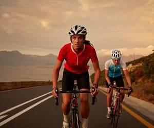 La salud, bienestar, seguridad, recuperación y nutrición en el ciclismo son esenciales porque garantizan que los ciclistas entrenen y compitan de manera segura y efectiva, previenen lesiones, optimizan el rendimiento físico y mental, y promueven hábitos sostenibles que fortalecen el progreso y disfrute del deporte.