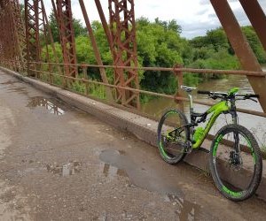 El mantenimiento, el equipamiento y las bicicletas en general son fundamentales porque aseguran un desempeño seguro y eficiente, prolongan la vida útil de los componentes, permiten adaptar la bicicleta a diferentes necesidades y estilos de uso, y fomentan la práctica responsable y disfrutable del ciclismo.