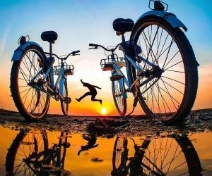 En el ciclismo de competicion, las estrategias de carrera son esenciales porque combinan habilidad, resistencia y táctica, permiten medir el rendimiento frente a otros, fomentan la superación personal y colectiva, y promueven el interés, la disciplina y la evolución del deporte a nivel profesional y amateur.