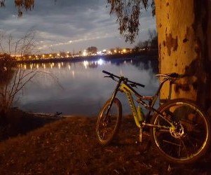 Las rutas de ciclismo, viajes, destinos y cicloturismo permiten a los ciclistas explorar nuevos lugares de manera segura, combinando ejercicio, aventura y disfrute cultural, fomentando la actividad física, la planificación responsable y experiencias enriquecedoras dentro del deporte.