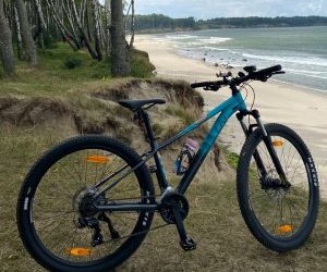 El entrenamiento, rendimiento y preparación física en el ciclismo son clave porque optimizan la resistencia, fuerza y técnica de los ciclistas, mejoran la eficiencia en carrera, previenen lesiones y permiten alcanzar metas competitivas o personales, impulsando el progreso y la disciplina en el deporte.