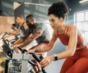 La salud, bienestar, seguridad, recuperación y nutrición en el ciclismo son esenciales porque garantizan que los ciclistas entrenen y compitan de manera segura y efectiva, previenen lesiones, optimizan el rendimiento físico y mental, y promueven hábitos sostenibles que fortalecen el progreso y disfrute del deporte.