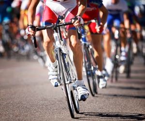 El entrenamiento, rendimiento y preparación física en el ciclismo son clave porque optimizan la resistencia, fuerza y técnica de los ciclistas, mejoran la eficiencia en carrera, previenen lesiones y permiten alcanzar metas competitivas o personales, impulsando el progreso y la disciplina en el deporte.