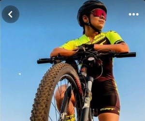 El entrenamiento, rendimiento y preparación física en el ciclismo son clave porque optimizan la resistencia, fuerza y técnica de los ciclistas, mejoran la eficiencia en carrera, previenen lesiones y permiten alcanzar metas competitivas o personales, impulsando el progreso y la disciplina en el deporte.