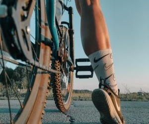 En el ciclismo de competicion, las estrategias de carrera son esenciales porque combinan habilidad, resistencia y táctica, permiten medir el rendimiento frente a otros, fomentan la superación personal y colectiva, y promueven el interés, la disciplina y la evolución del deporte a nivel profesional y amateur.